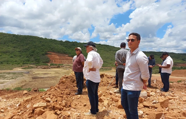 Engenheiros visitam obras da barragem de Algodões em Cocal, prometida conclusão em dois anos.